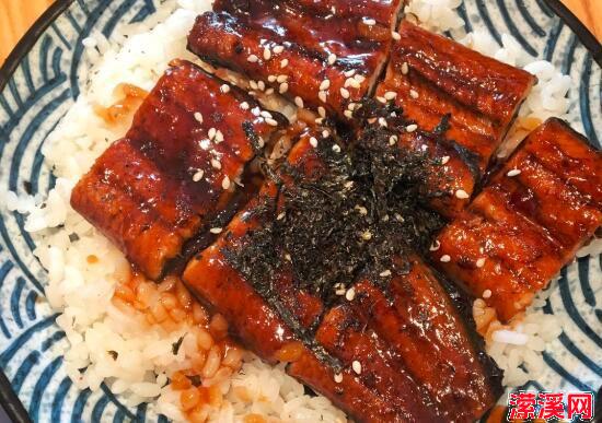 探秘日式料理：鳗鱼饭的魅力与制作艺术
