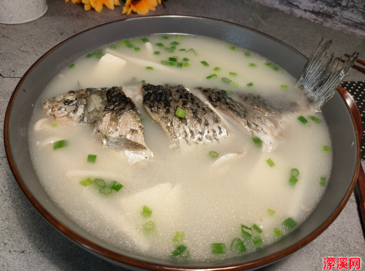 简单的清炖鱼汤做法，记住4点技巧鱼汤又浓又白
