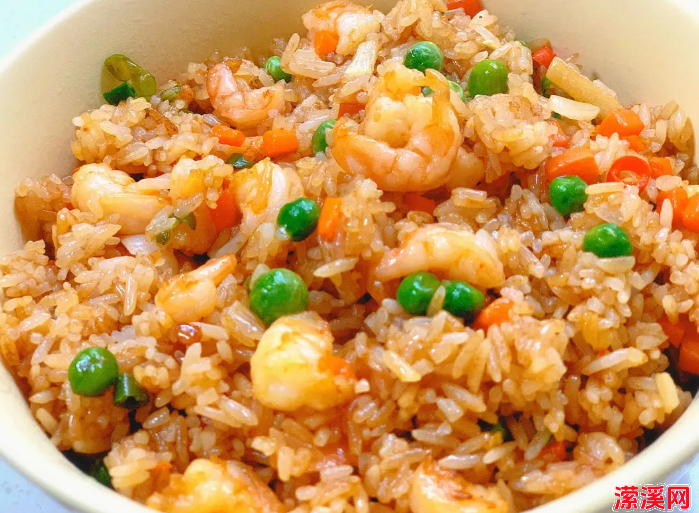 如何做虾仁炒饭好吃又简单，好吃到舔盘子的虾仁炒饭