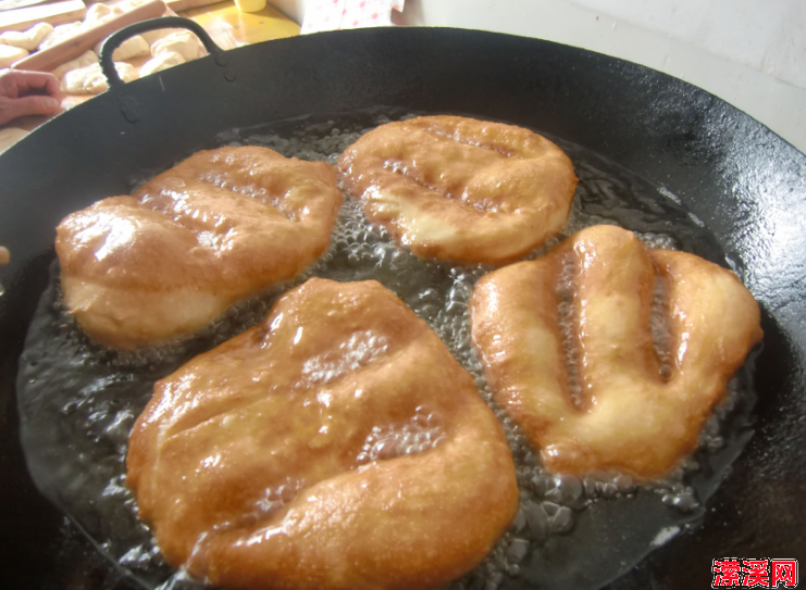 正宗炸油饼的做法大全，家常油饼详细的做法