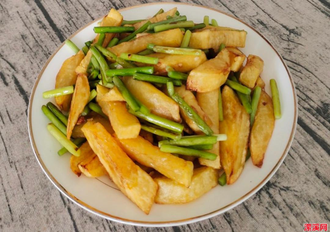 "金黄土豆油炸香，脆嫩蒜苔炒鲜香，美味家常双重享受"