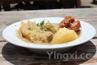 白菜土豆炖粉条的家常做法，土豆炖粉条的家常做法