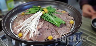 木桶饭图片，土豆片炒肉木桶饭图片