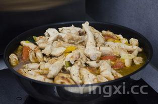 怎样煮鲫鱼汤又浓又白，怎样煮鲫鱼会煮出白汤