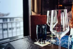 怎么鉴别餐饮红酒，怎么鉴别餐饮红酒真假