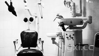 为什么喝酒的时候要碰一下桌子,喝酒为什么碰杯