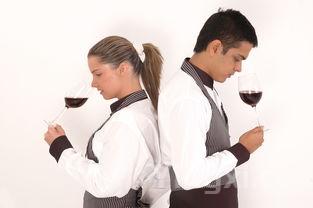 服务员倒红酒前为什么先倒给客人，服务员倒红酒礼仪