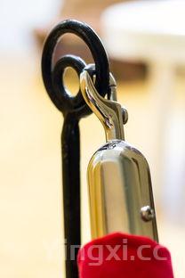 红酒在没有开瓶器的情况下怎么打开?，红酒没起子怎么开