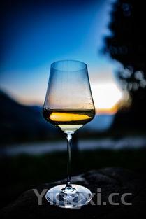 详细阅读:为什么酒精要明火才能点燃,洒精为什么有火 为什么酒精要明火才能点燃,洒精为什么有火